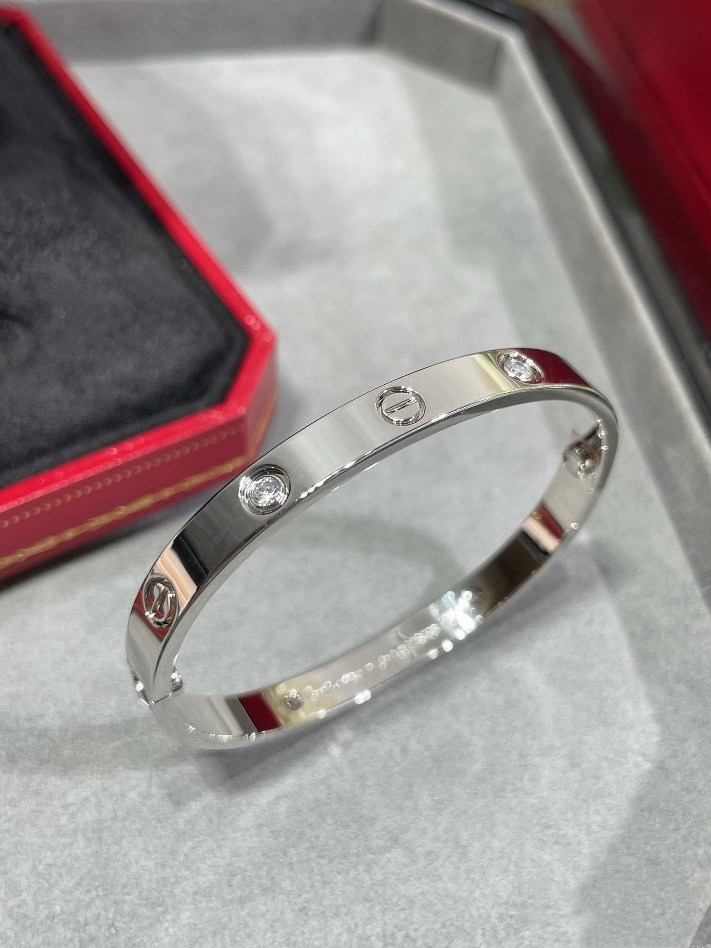Four diamond love screw bracelet / SZ-1025