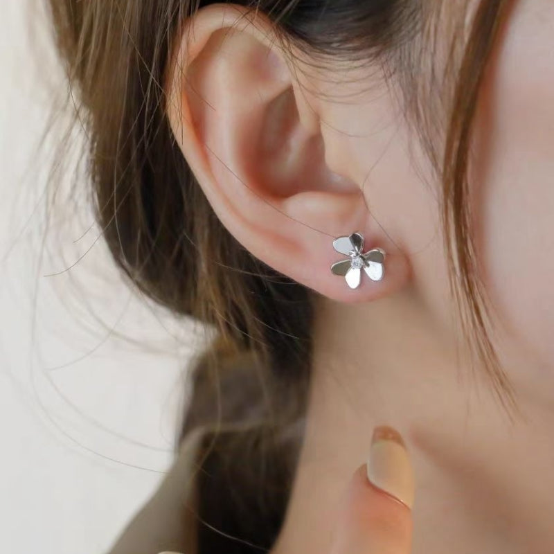 Three petal flower earring/B-082