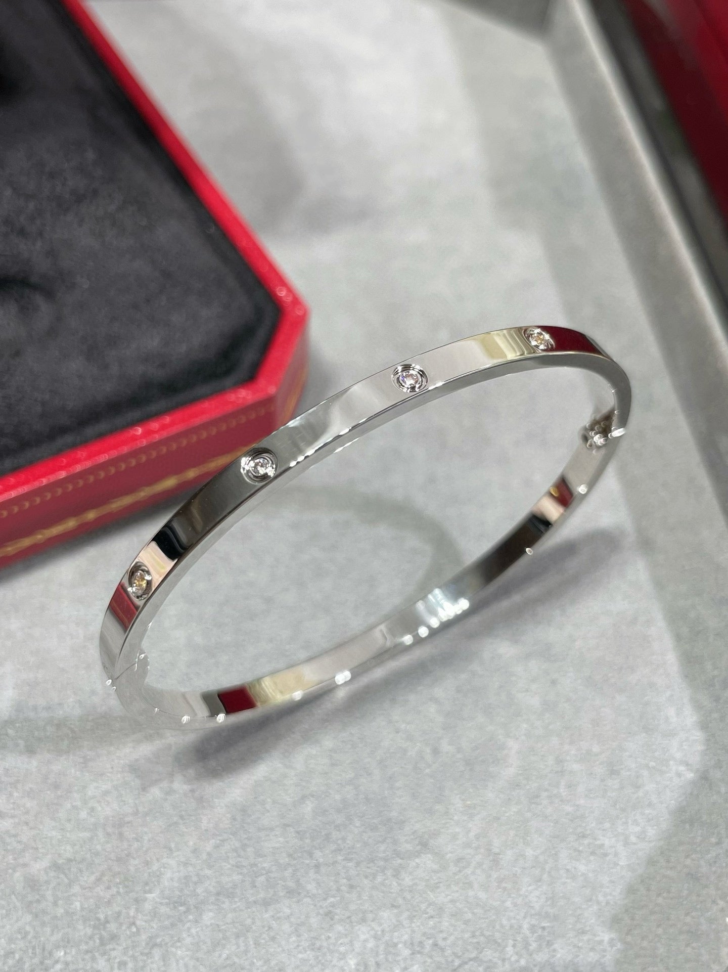 4mm 10 diamond love screw bracelet / SZ-1028