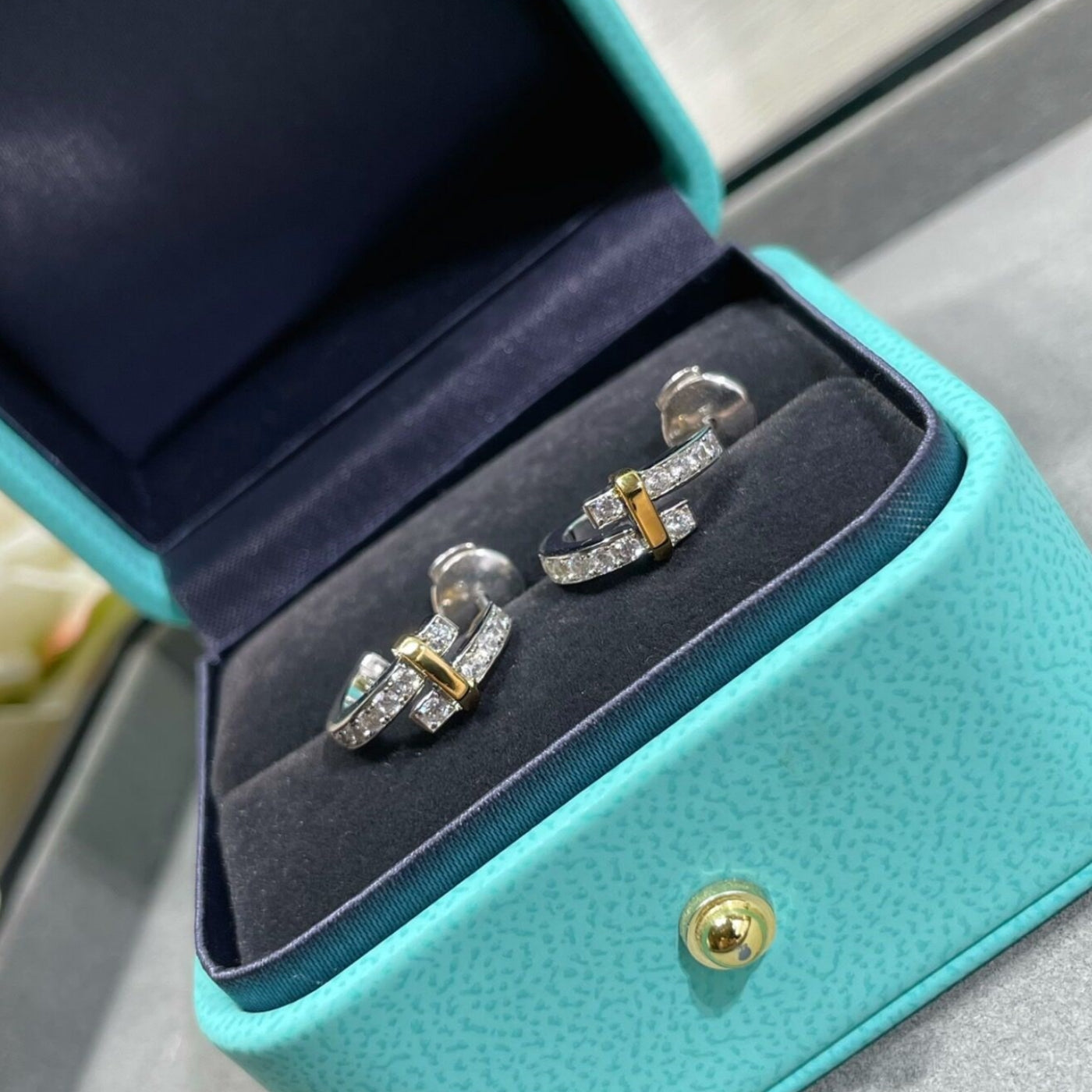 Cross wrap color separated earrings/B-065