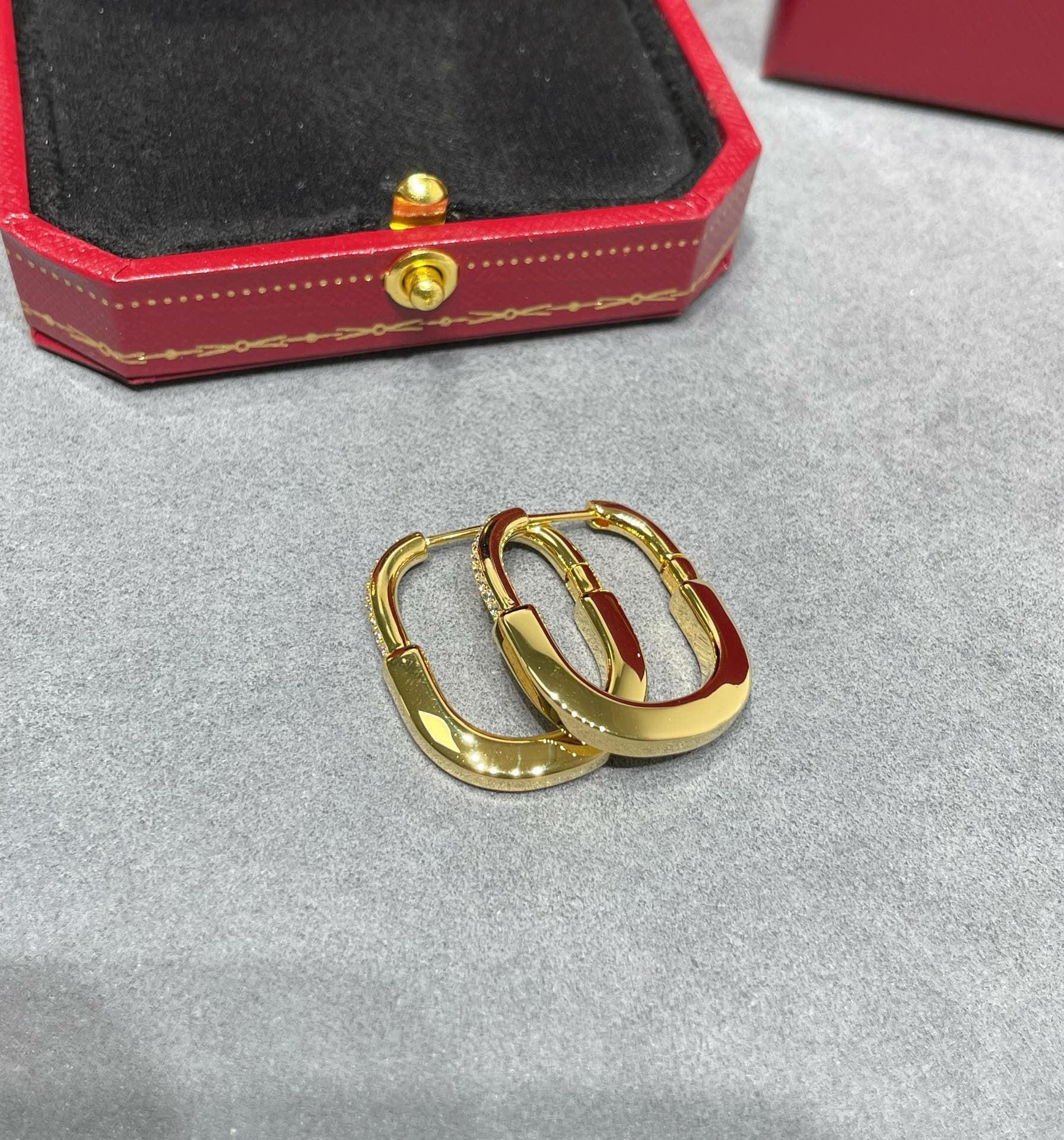 U-shaped earrings/B-073